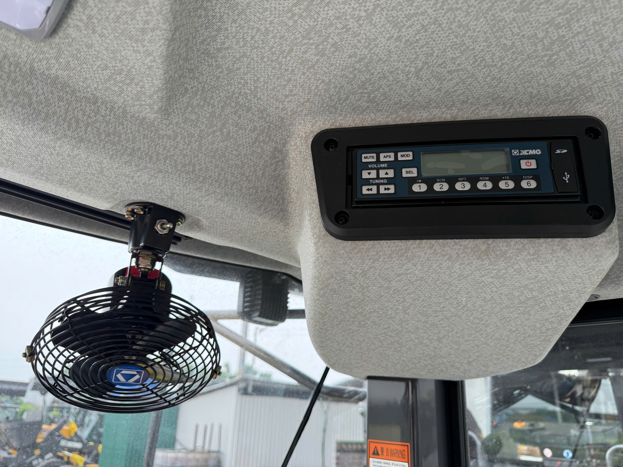 Máy Xúc Lật XC938 – Tháo Lắp Nhanh – Kẹp Gỗ